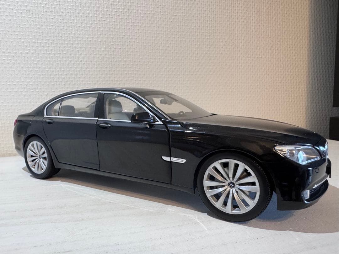 ミニカー KYOSHO BMW 750Li (F02) 1:18