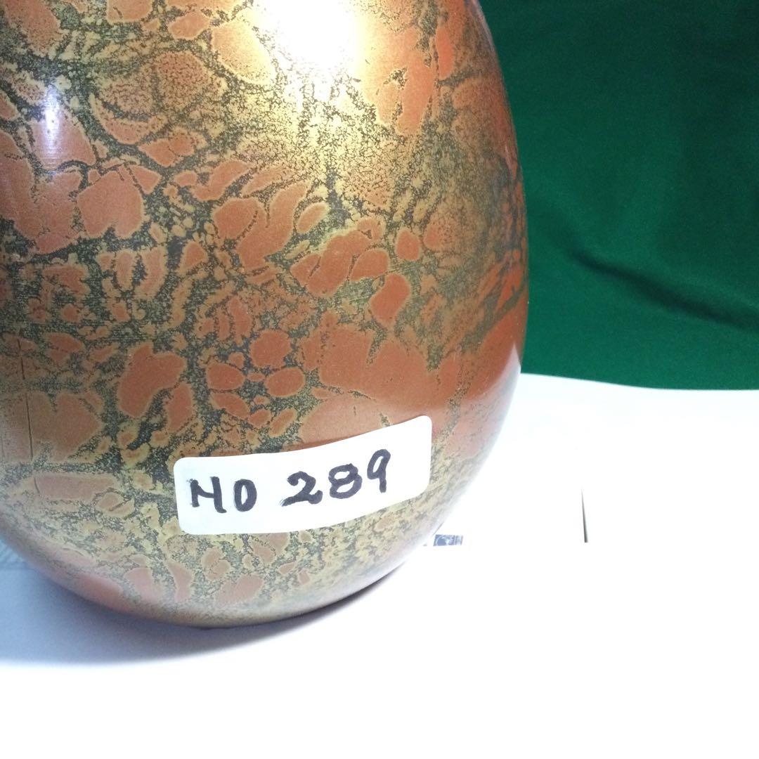 鉱物か?陶器か分かりません。