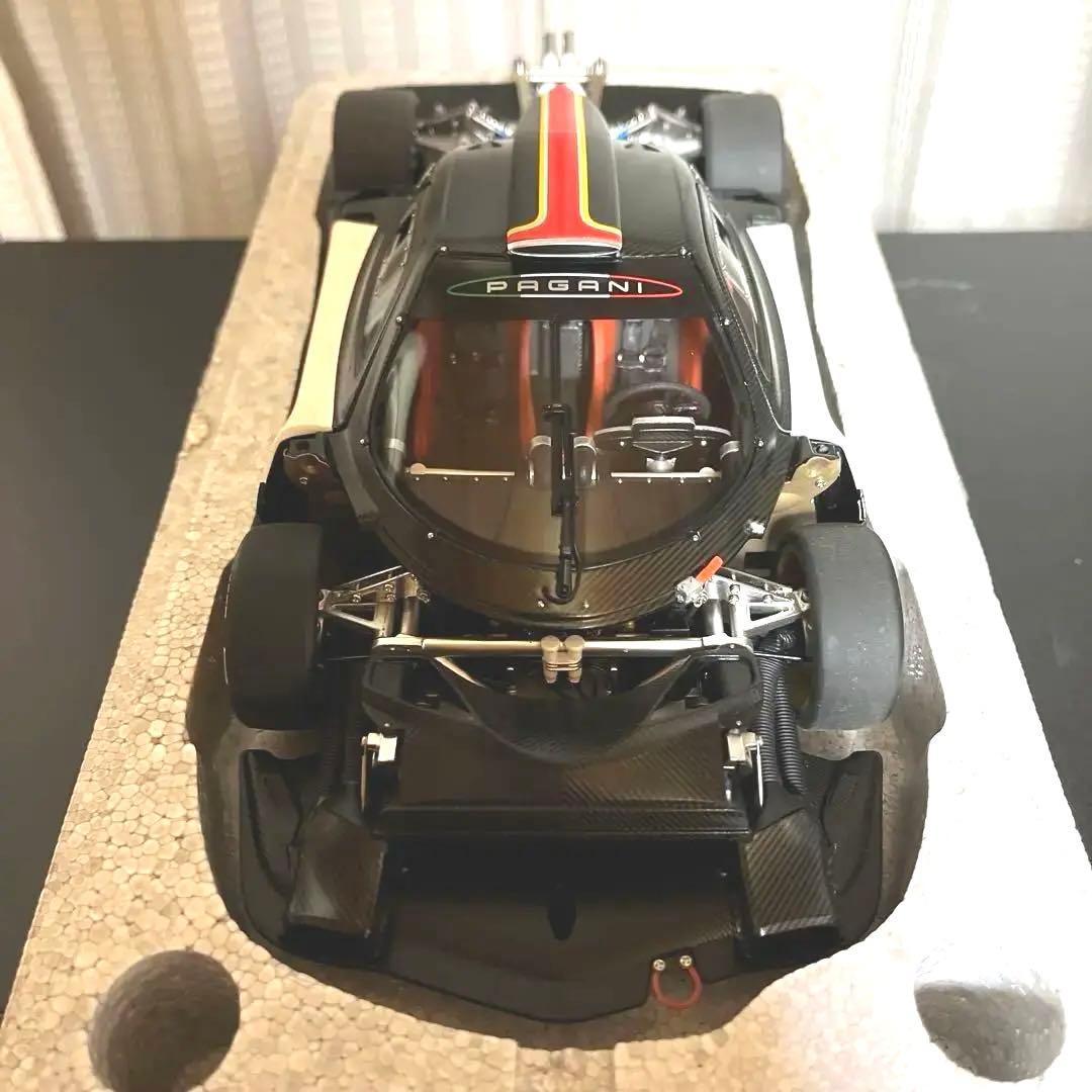 【絶版】オートアート，1/18パガーニゾンダ ホワイト（イタリアンストライプ）