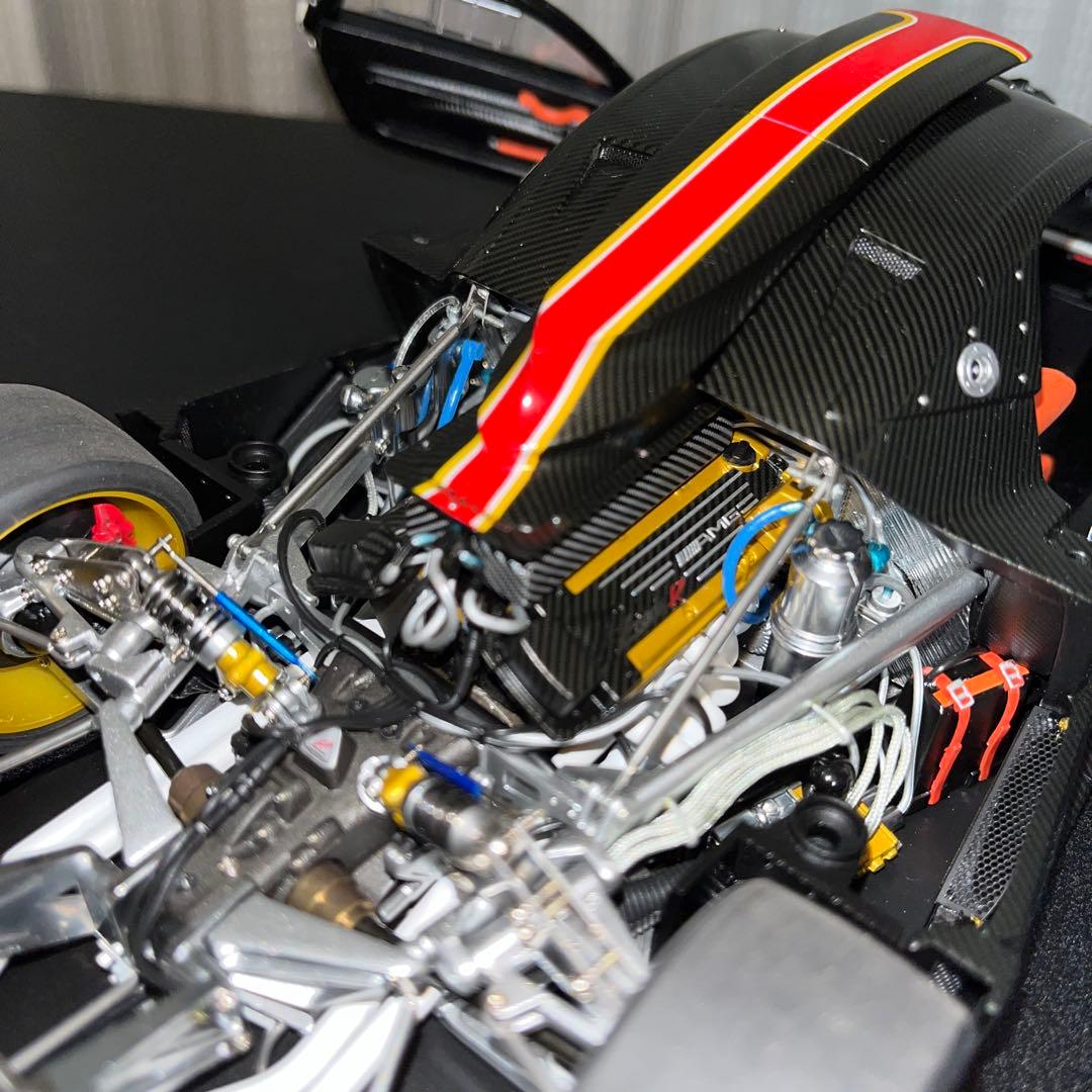 【絶版】オートアート，1/18パガーニゾンダ ホワイト（イタリアンストライプ）