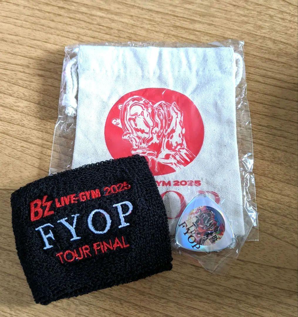 B'z FYOP TOUR FINAL リストバンド &ピッグバッジ - メルカリ