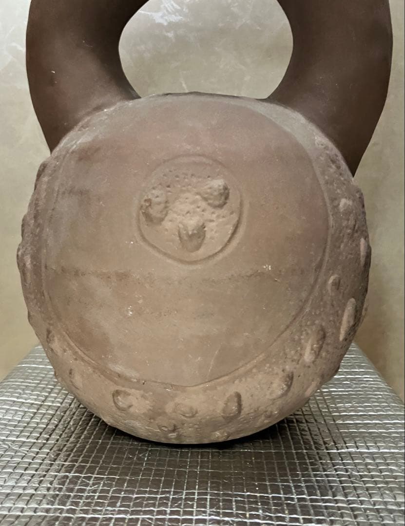 ペルー北海岸クピスニケ クントゥル・ワシ遺跡の墓に副葬されていた鐙形