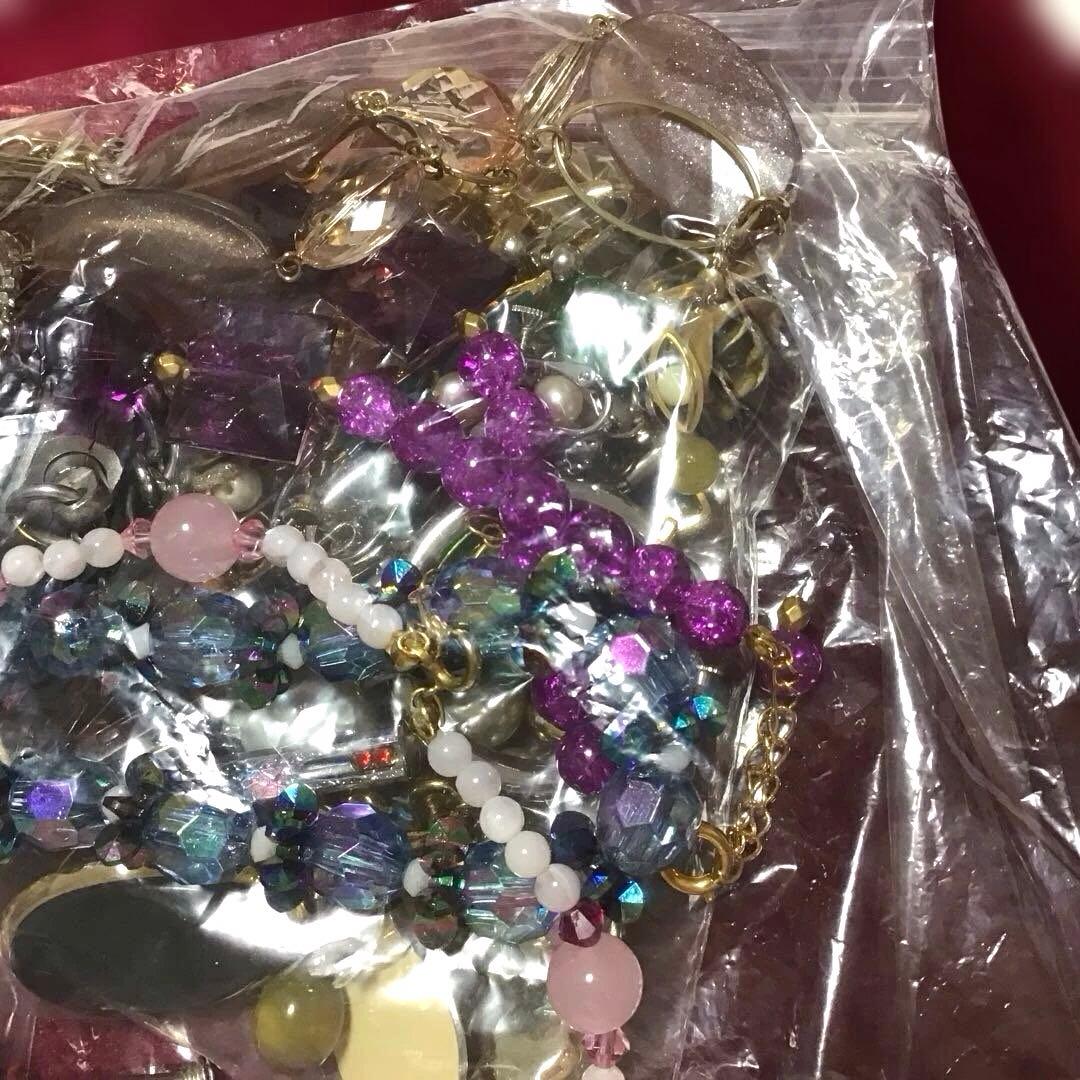 m*g様 ⭐️遺品・生前整理　アクセサリー　カラフルネックレス　大量まとめ売り⭐