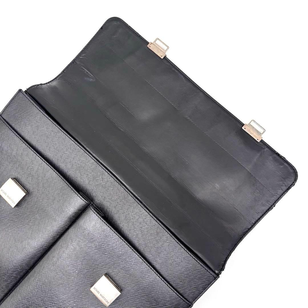 LOUIS VUITTON　ルイヴィトン　セルヴィエット　カザン　タイガ　レザー