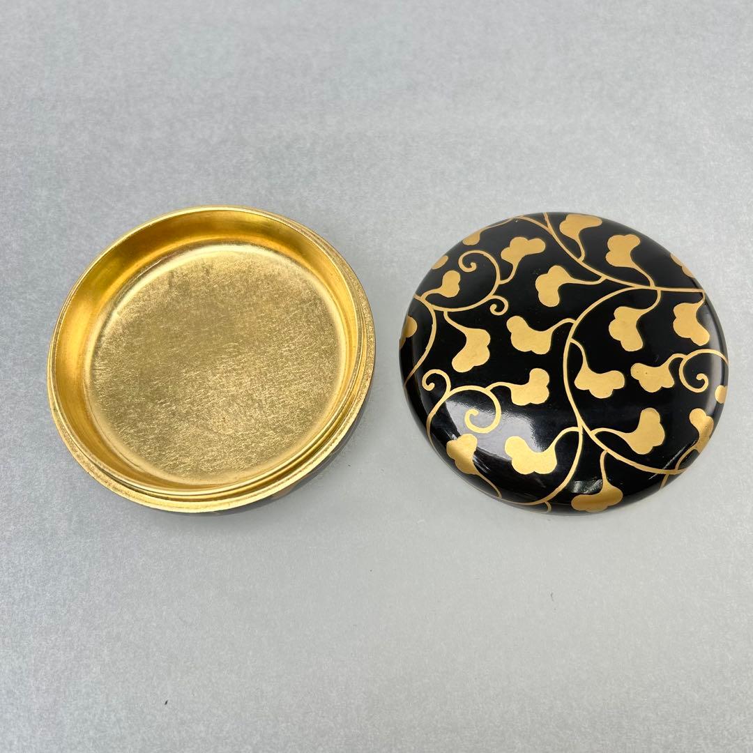A066茶道具　黒漆塗　金彩蒔絵　草文　香合　時代箱付