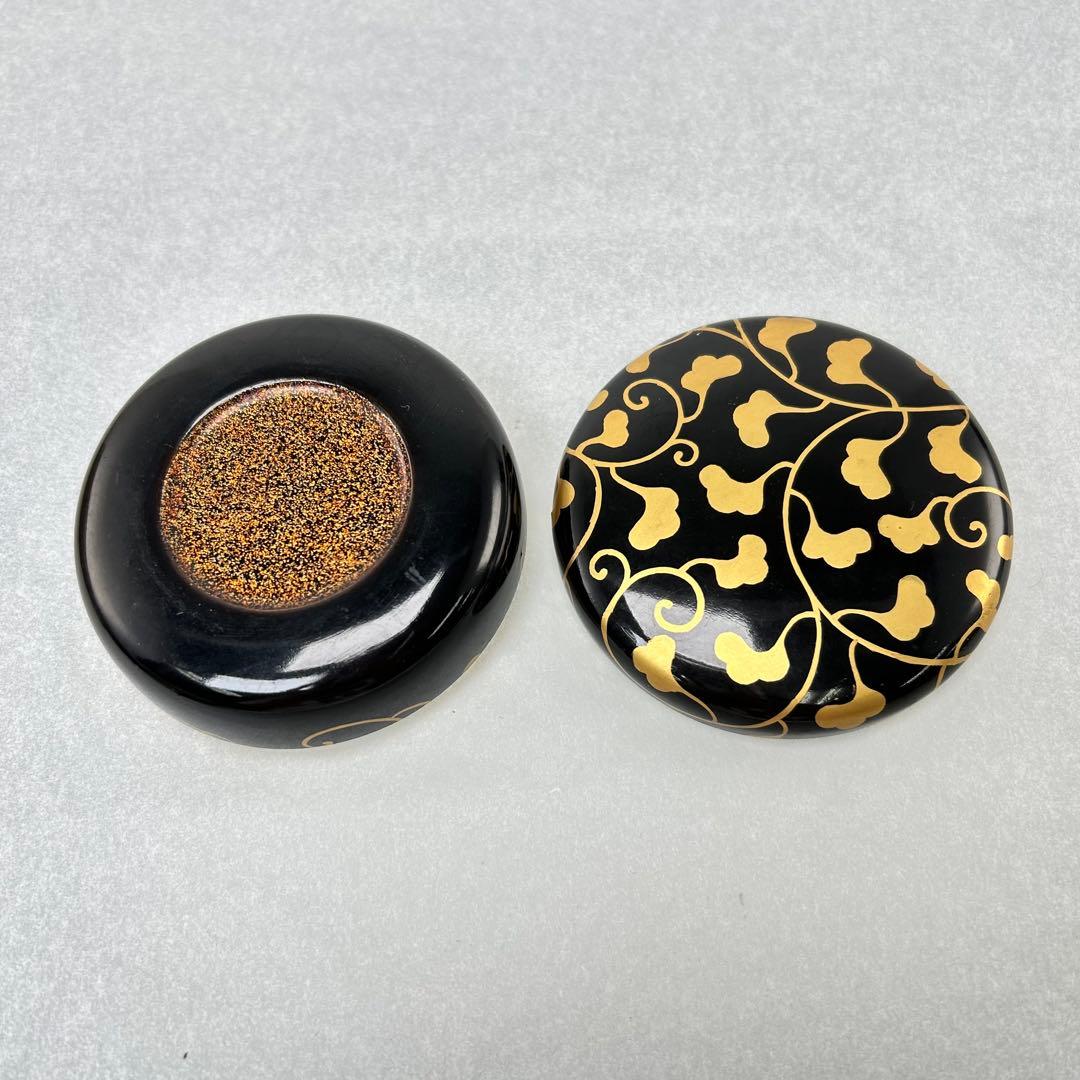 A066茶道具　黒漆塗　金彩蒔絵　草文　香合　時代箱付