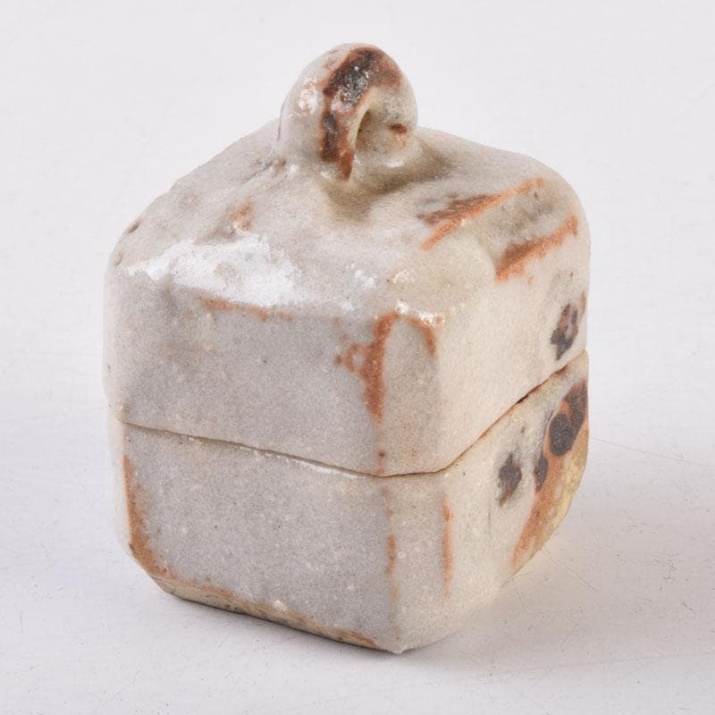 茶道具　志野焼　春恭作　花文　香合　共箱　C　8471