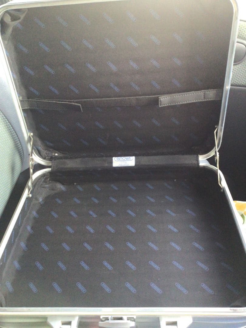 RIMOWA 廃盤　アルミビジネスケースの商品です。