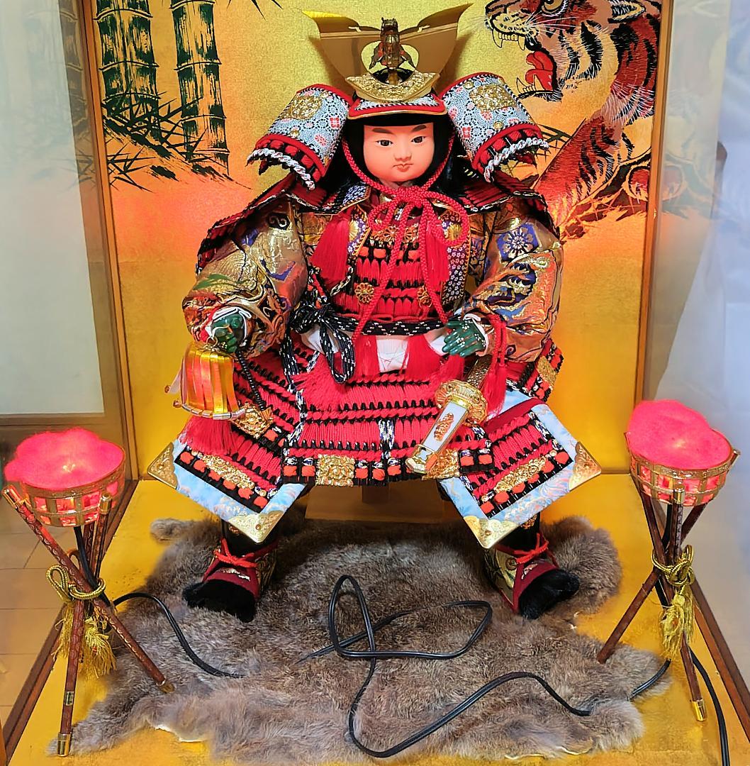 五月人形　子供大将　赤と金の装飾　嘉目作　62.1×48.2×71.2cm