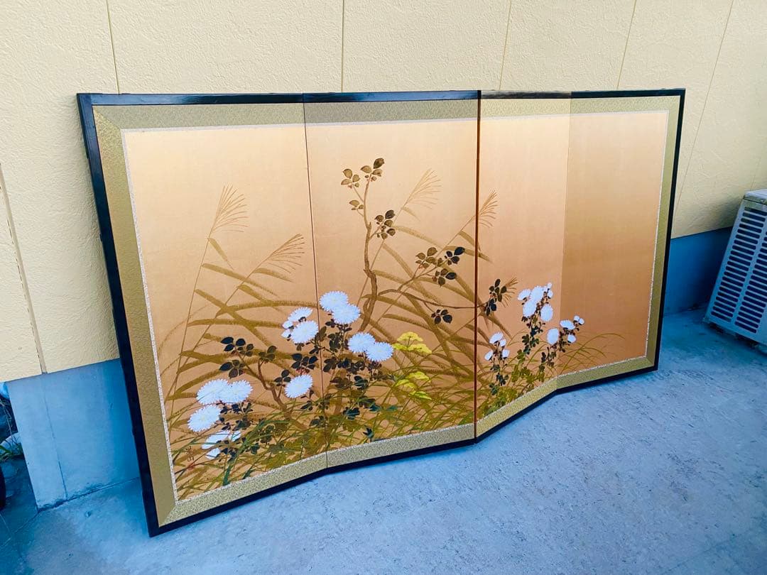 日本画 屏風 金色の背景 花