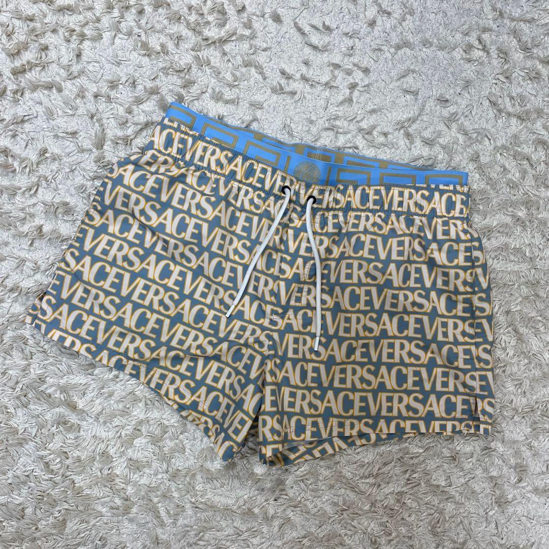 ヴェルサーチェ リブレイヤードロゴ総柄ナイロンハーフパンツ　水着　6 ヴェルサーチェ リブレイヤードロゴ総柄ナイロンハーフパンツ 水着 6