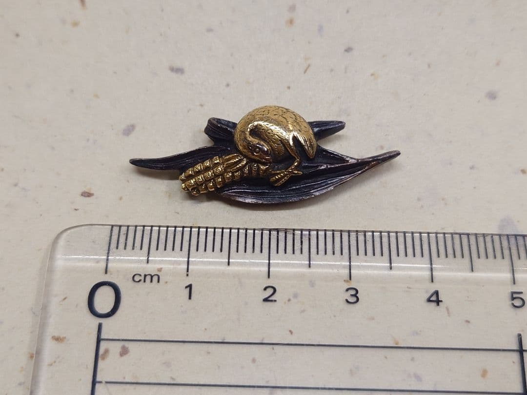 目貫、赤銅地に、鳥と粟穂図