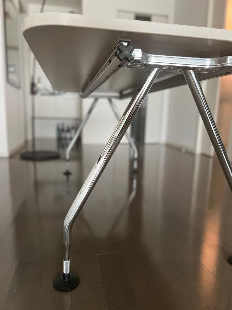 アントニオ・チッテリオによるヴィトラ「アドホック」テーブル