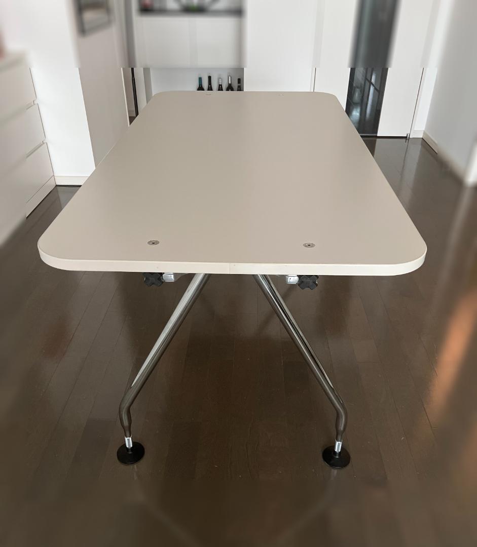 アントニオ・チッテリオによるヴィトラ「アドホック」テーブル