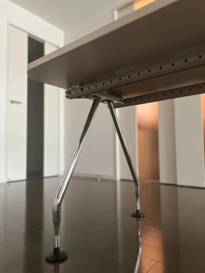 アントニオ・チッテリオによるヴィトラ「アドホック」テーブル