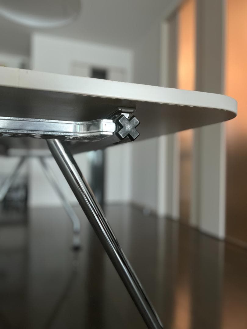 アントニオ・チッテリオによるヴィトラ「アドホック」テーブル