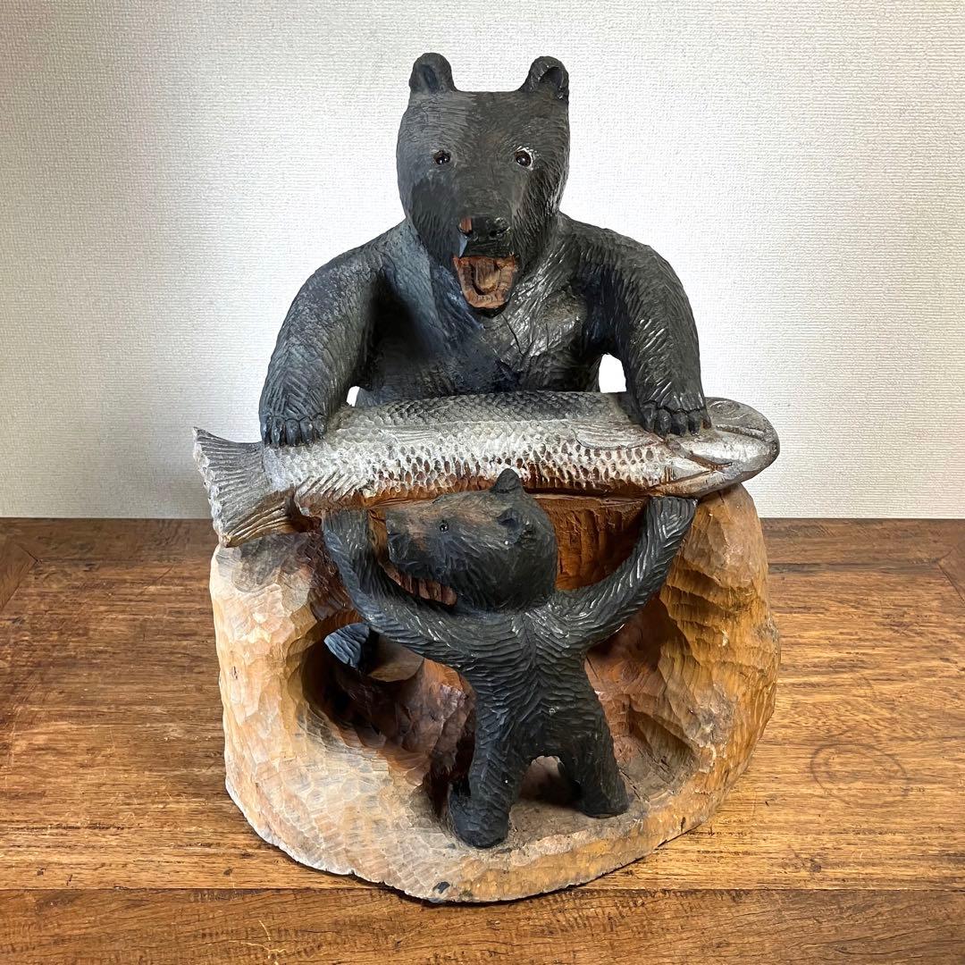 木製クマ彫刻 魚を持つ（昭和の品物） 熊の木彫り 北海道 魚を背負っ