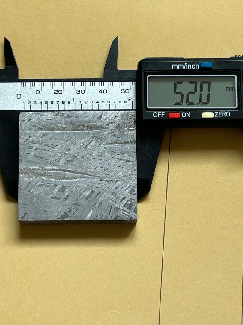 アルタイ鉄隕石。美しい四角形。約212.12g アルタイ鉄隕石の