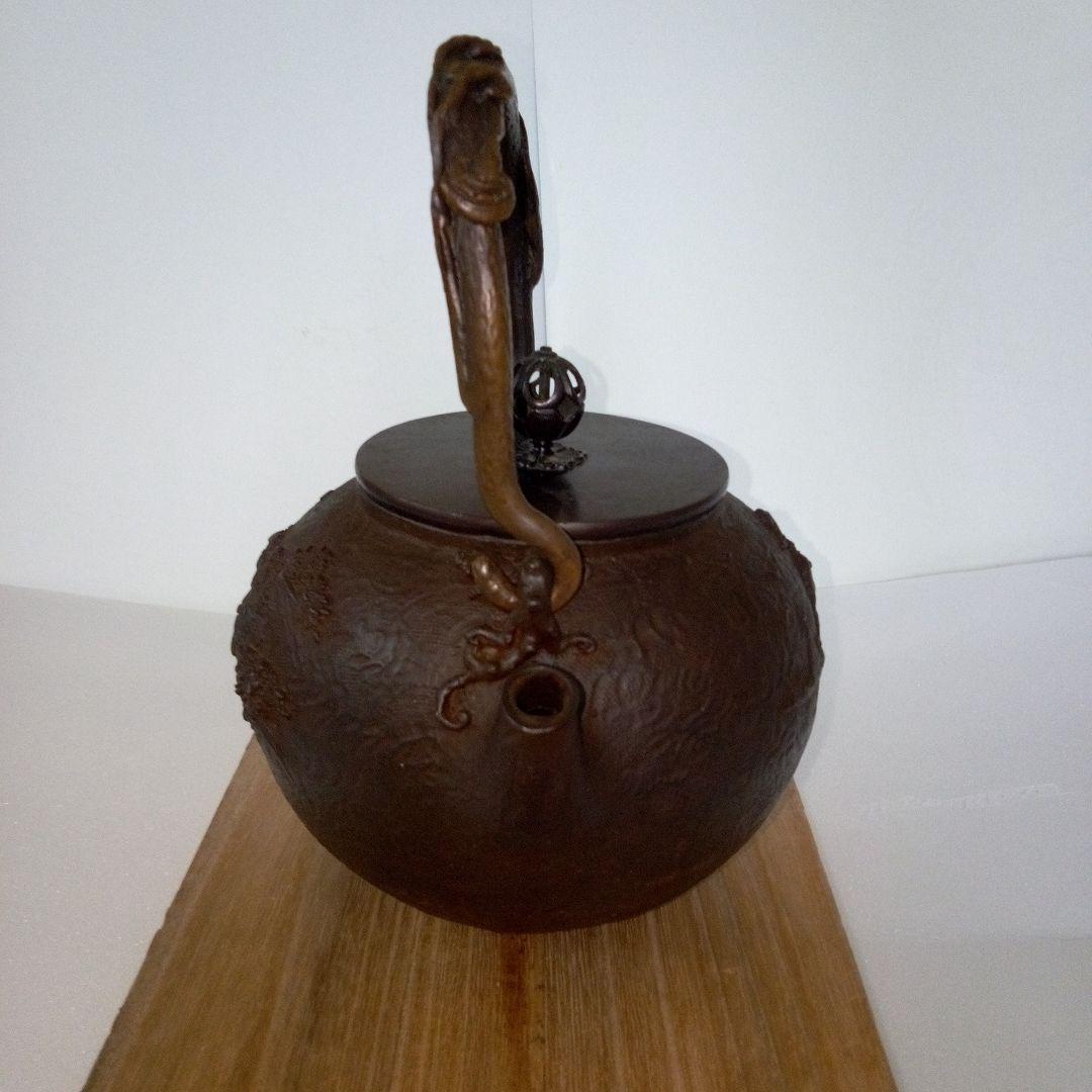 亀文堂造　鉄瓶　楼閣山水盛上紋様　霊芝銅持手 亀文堂造 鉄瓶 楼閣山水盛上紋様 霊芝銅持手