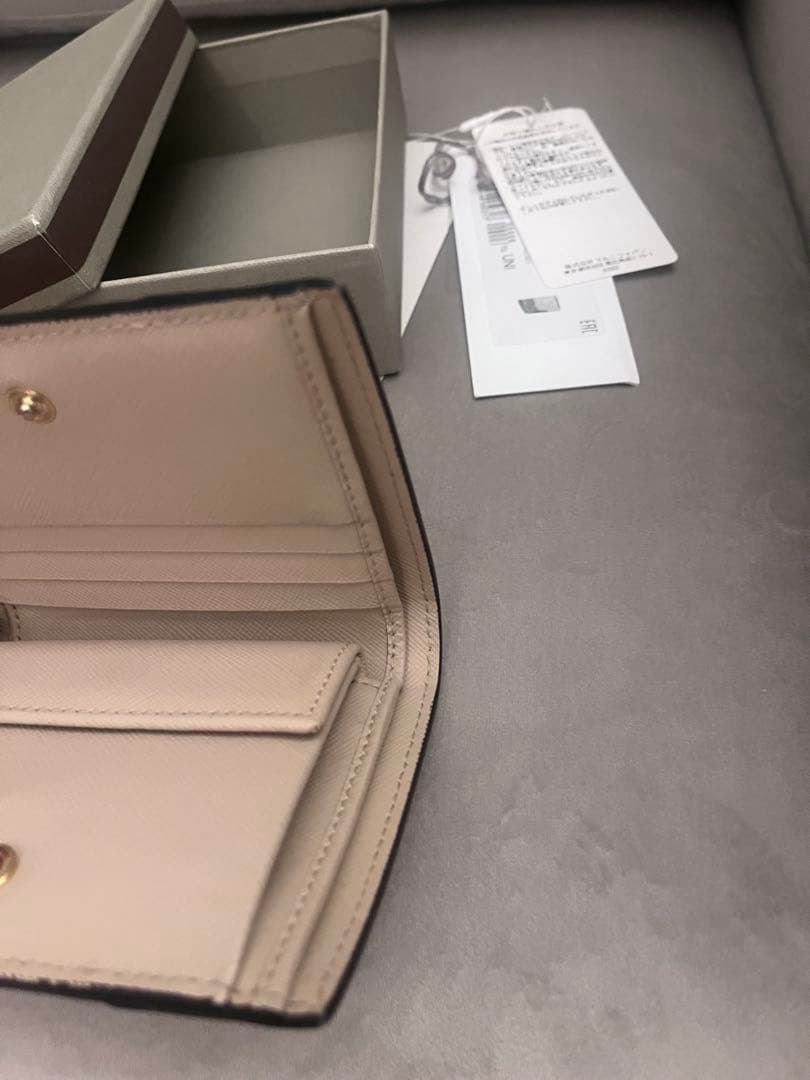 完売品 美品 MARNI 二つ折り財布 牛革 ティーグリーン ライム