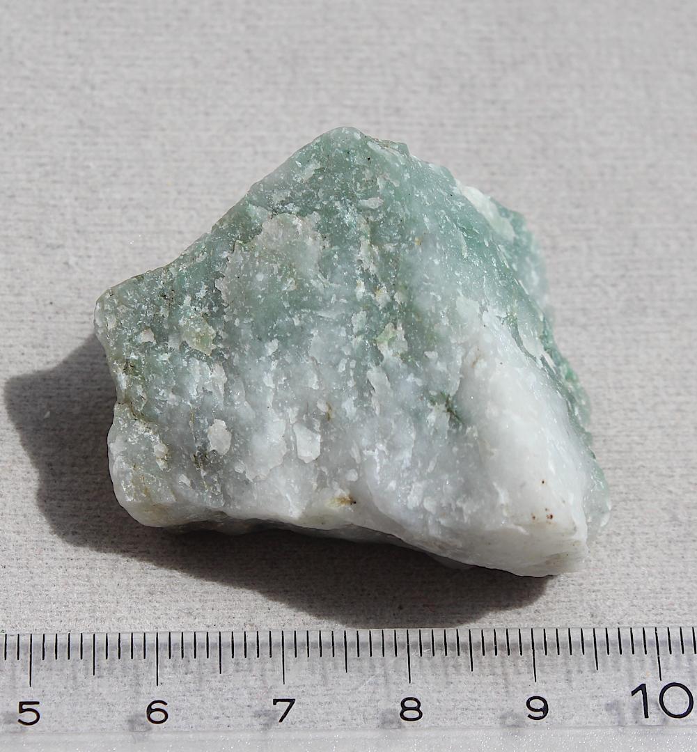 ［透過スカスカのガラス質］糸魚川翡翠 原石 43.5g