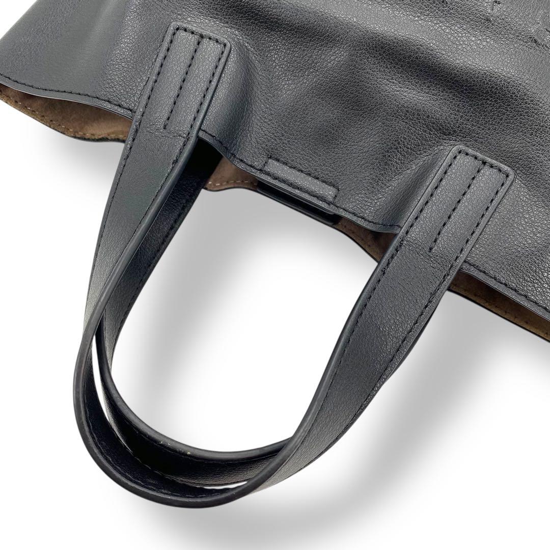 【極美品】バーニーズニューヨーク ハンドバッグ エンボスロゴ レザー ブラック