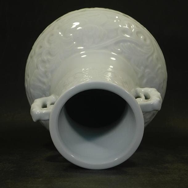 茶道具 六代 小笠原 長春造 鍋島焼白磁陽刻紋 耳付花瓶（共箱）】の