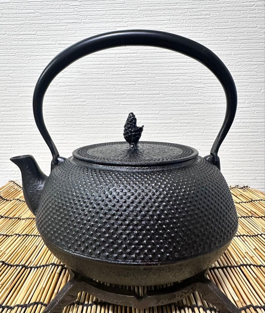 未使用、保管品、付属品付　南部岩鋳造　１８型平アラレ　南部鉄瓶　南部鉄器　鉄瓶