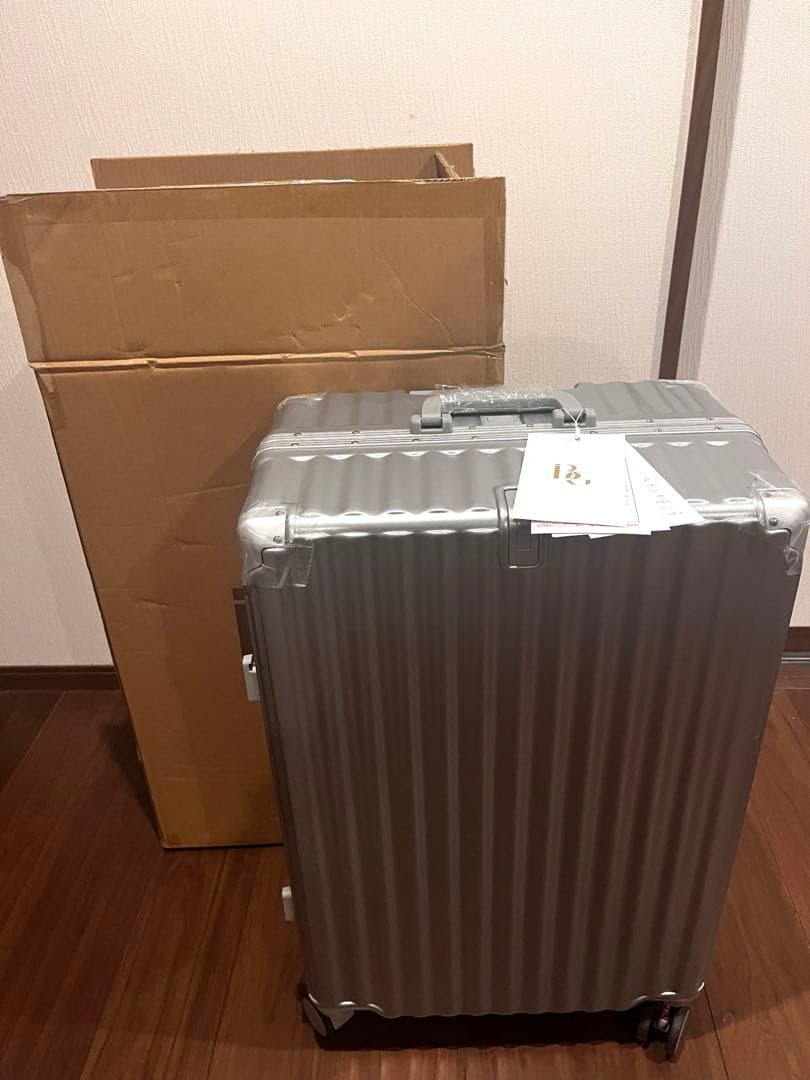 新品未使用！シルバーアルミニウムキャリーケース 100L TSAロック搭載 新品未使用！シルバーアルミニウムキャリーケース 100L TSAロック搭載