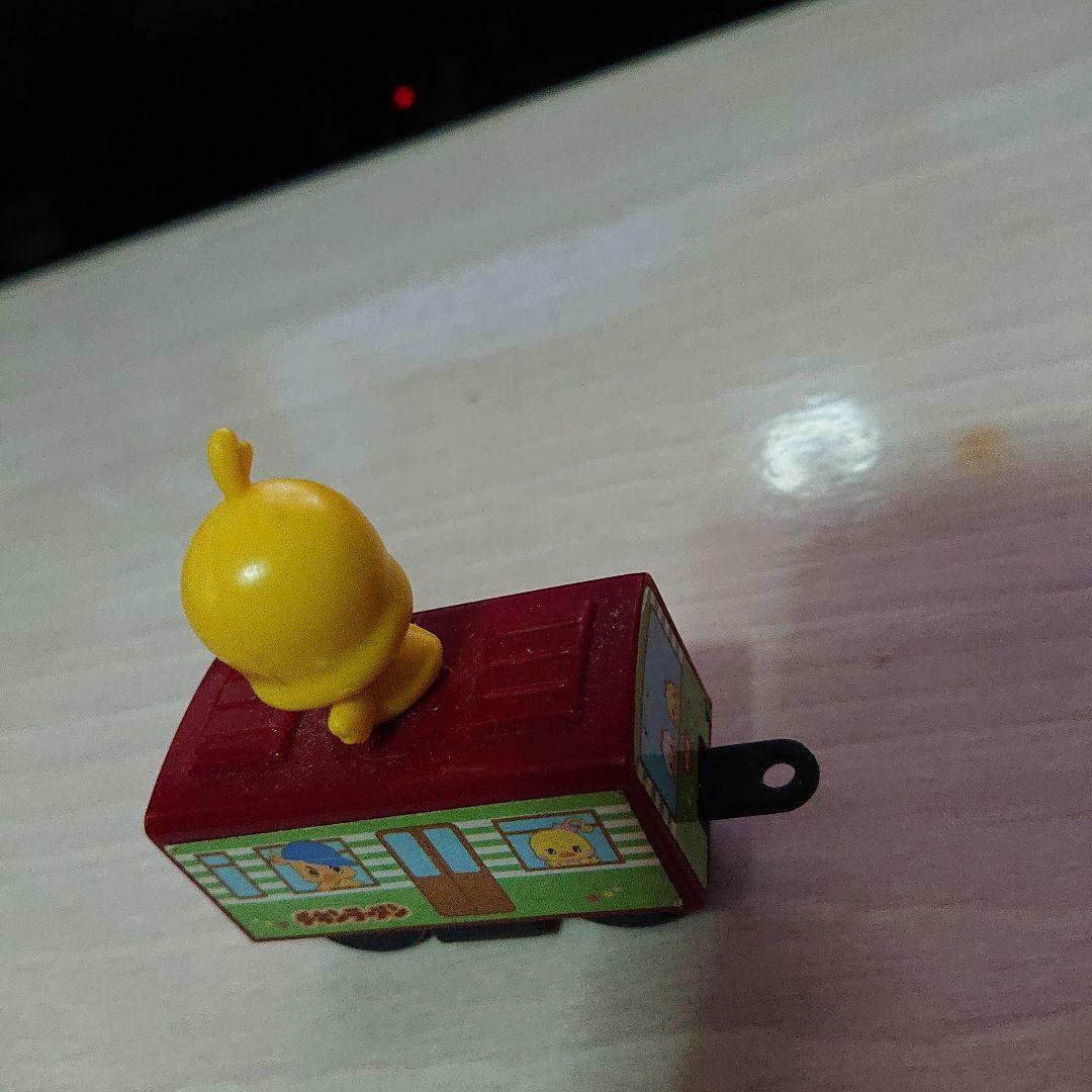 ミニカー 赤い車両 黄色い小鳥 フィギュア付き チキンラーメン キャラクター