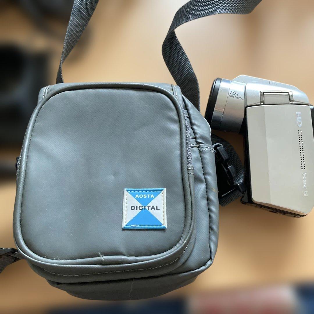 Xacti ビデオカメラ 10倍ズーム 本体　充電器付き