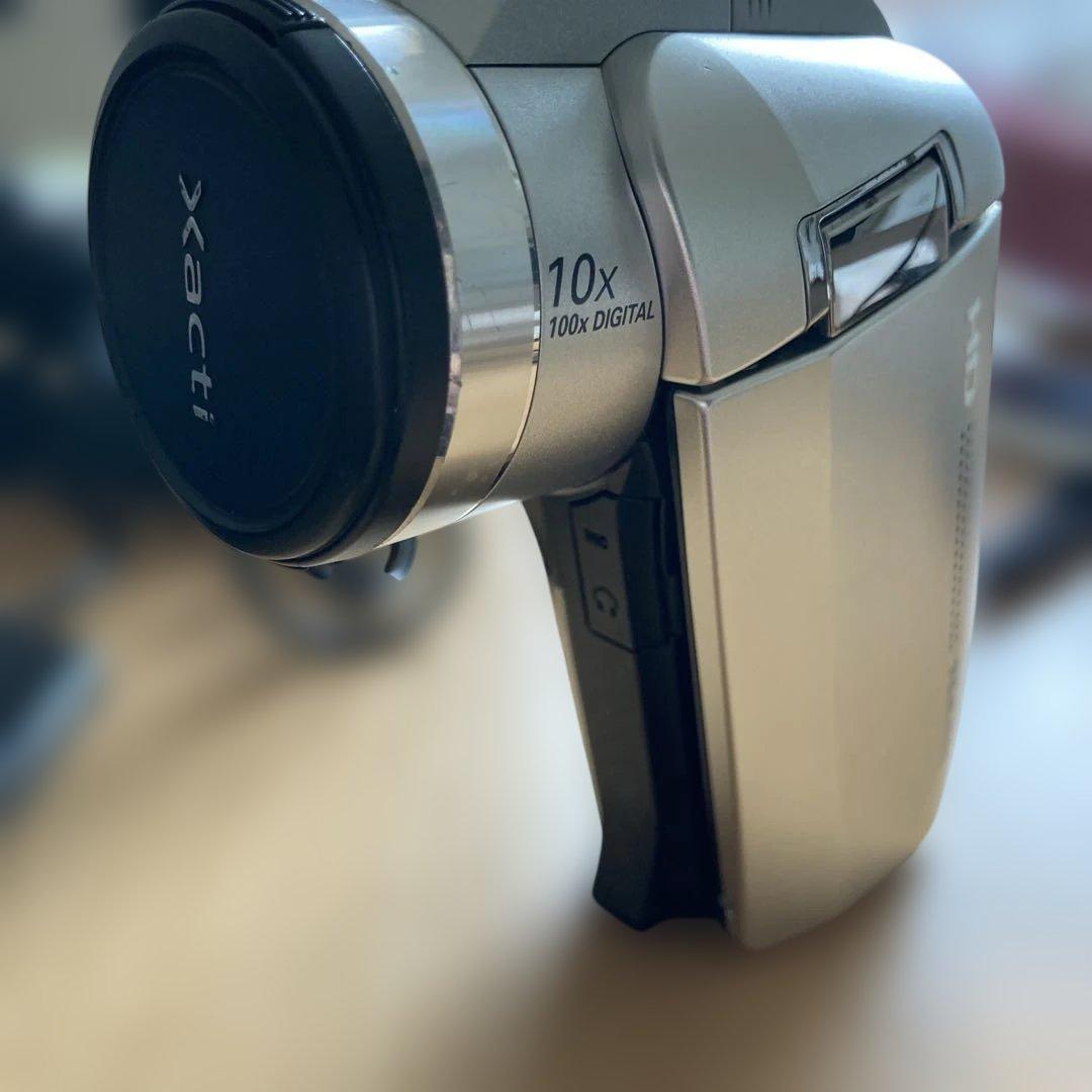 Xacti ビデオカメラ 10倍ズーム 本体　充電器付き