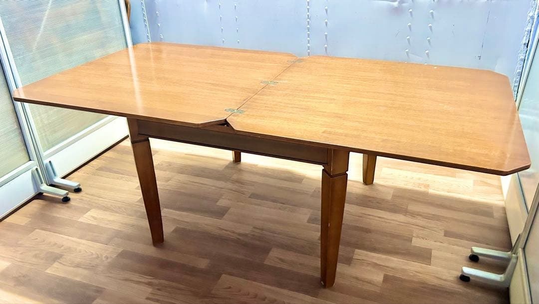 ゆーきりんダイニングテーブル　机　エレガント　ヨーロピアン　オシャレ