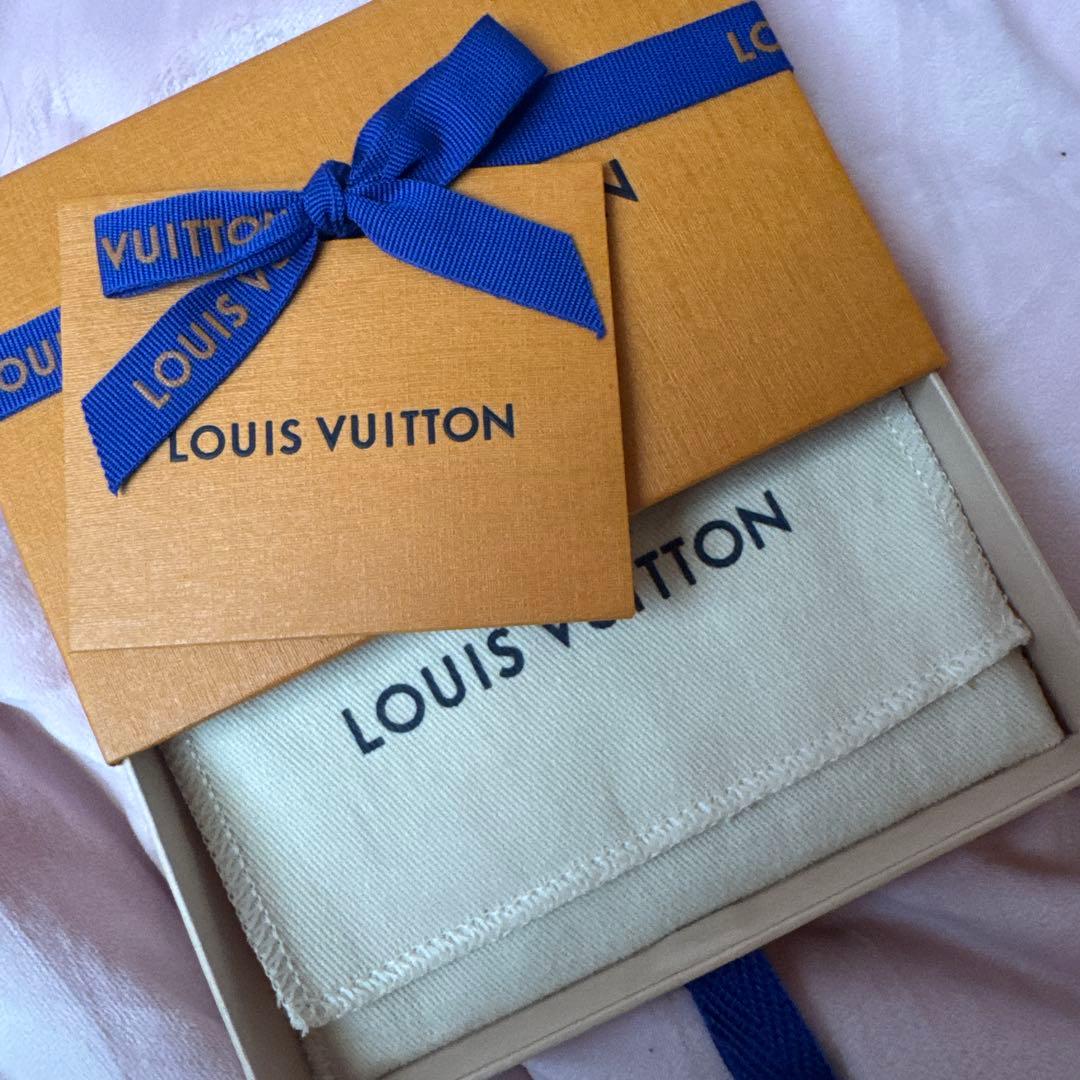 ルイヴィトン　LV カードケース　ポルトカルトマグネット　サリレッド　赤♡