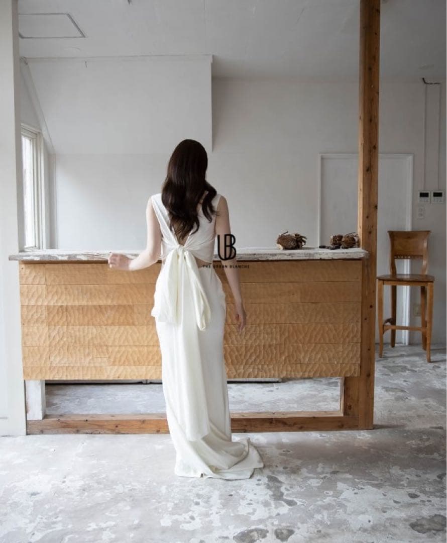 アーバンブランシュ　ウェディングドレス　Vネック　スレンダードレス　バックリボン