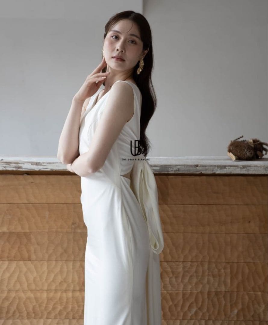 アーバンブランシュ　ウェディングドレス　Vネック　スレンダードレス　バックリボン