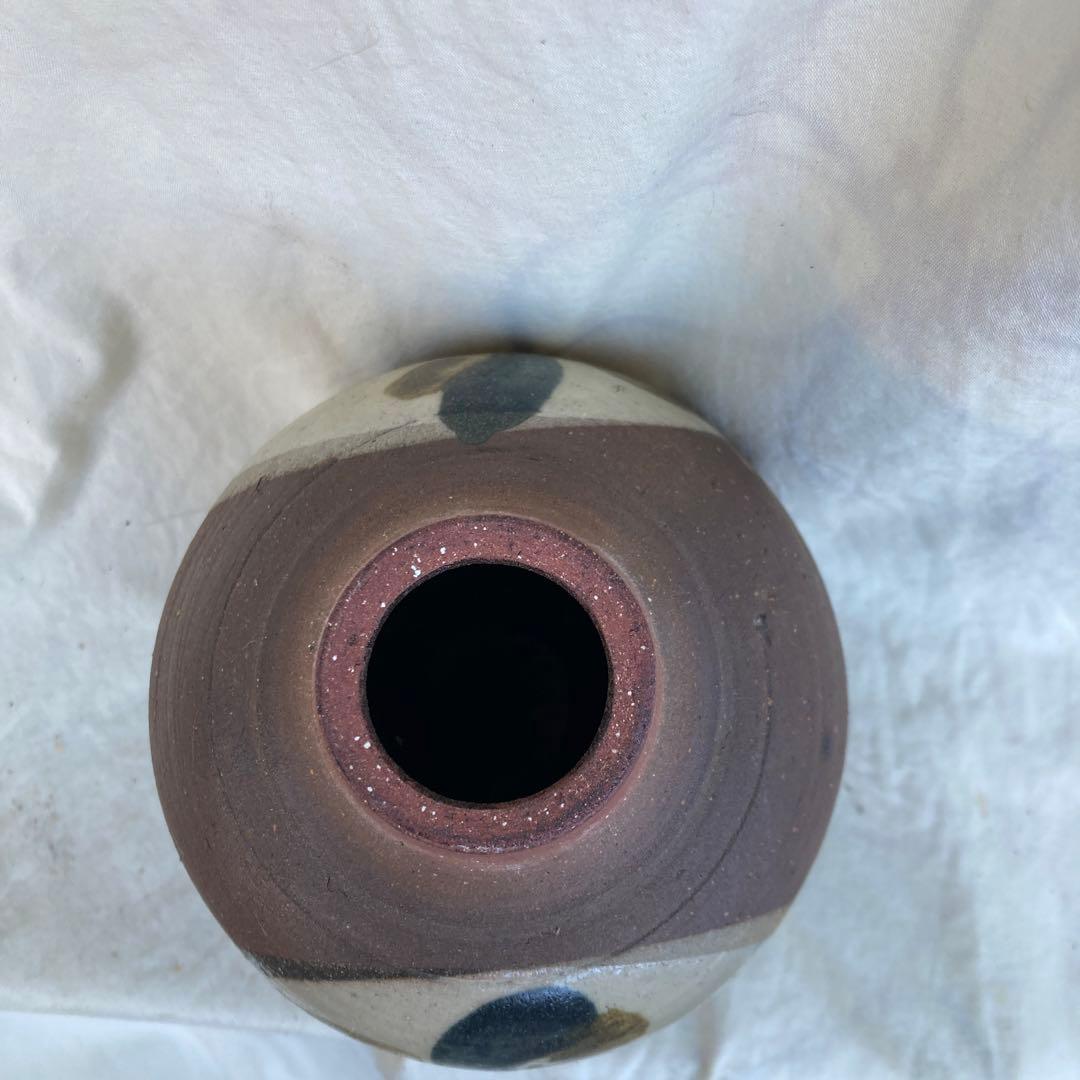 陶器製の抽象模様の花瓶