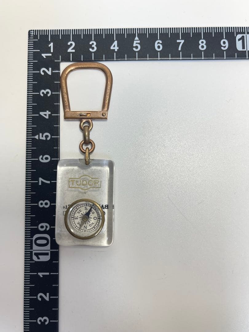 TUDOR 方位磁石 ブルボンキーホルダー - メルカリ