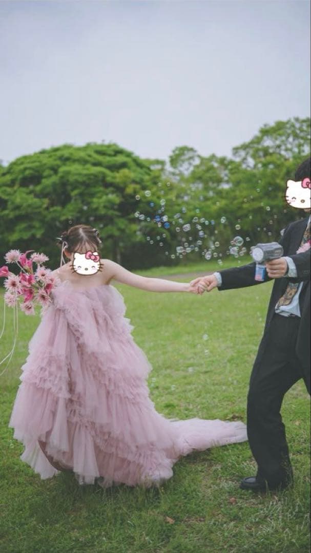 フリル付きピンクロングドレス