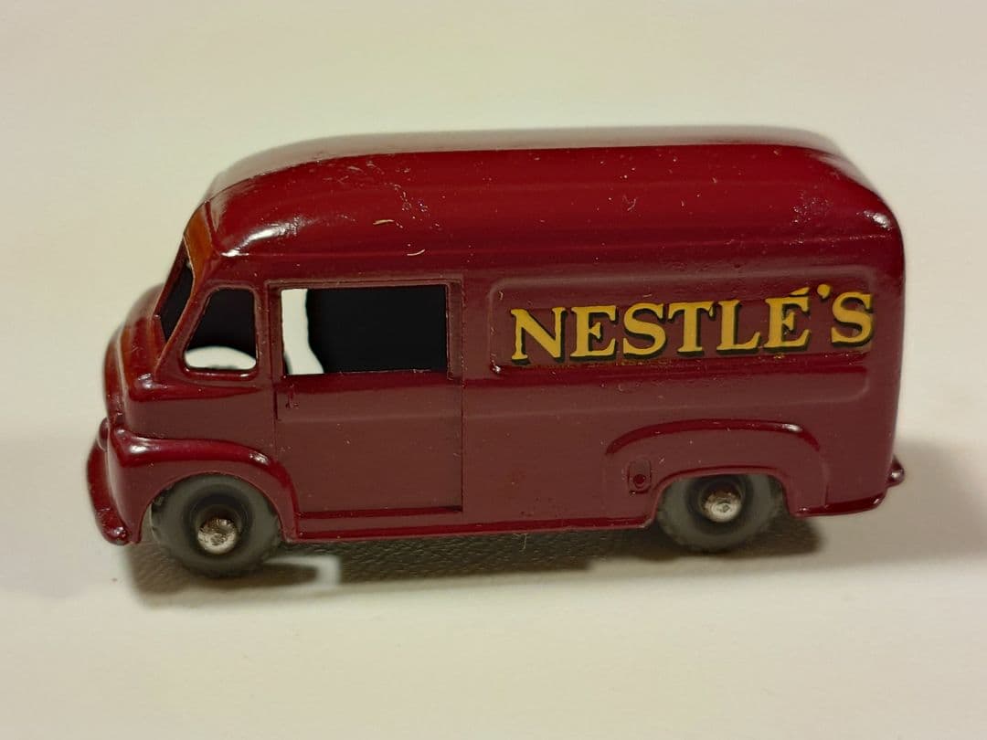 ミニカー MATCHBOX No.69 COMMER 30 CWT VAN Nestles