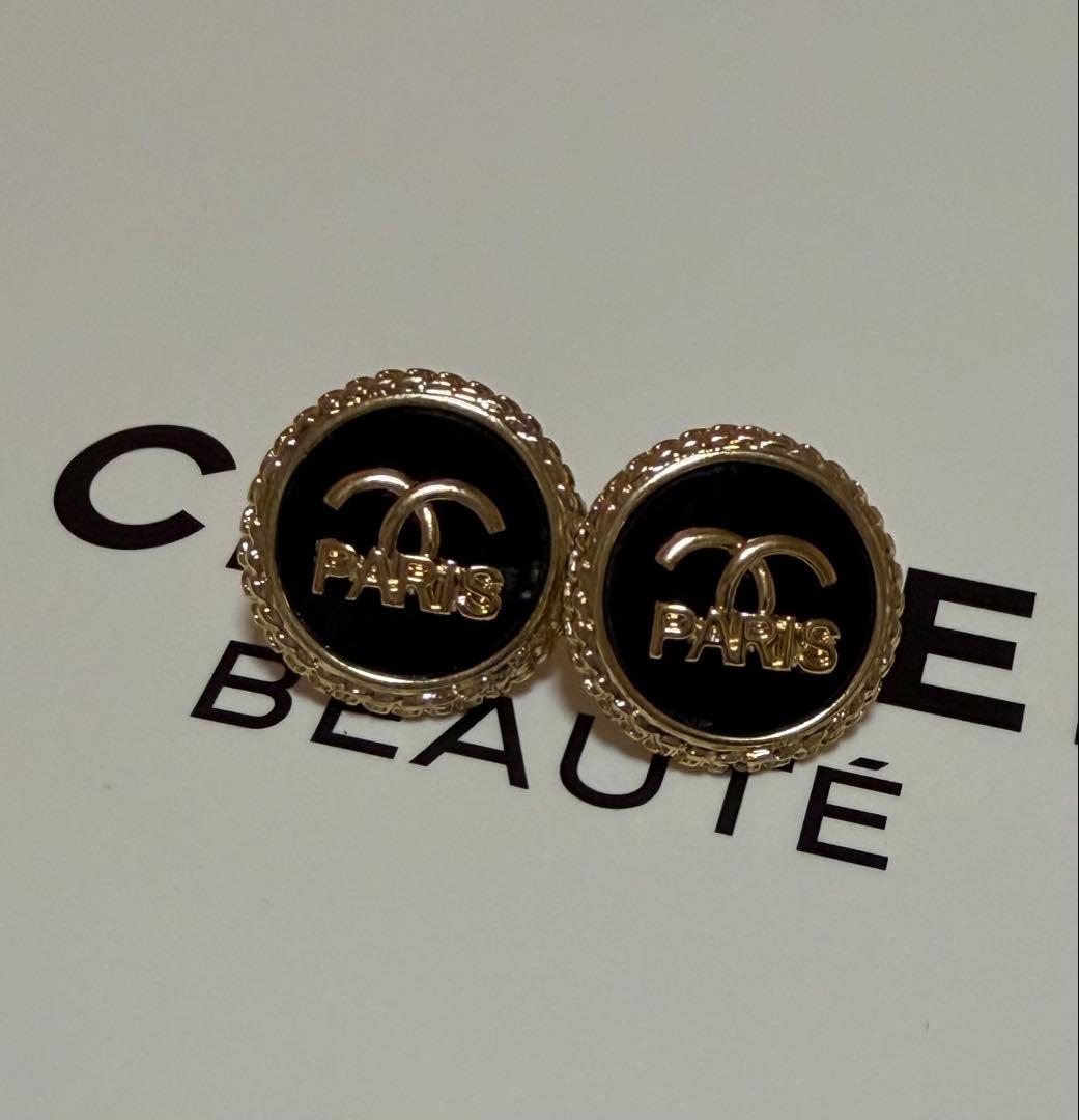 新品 CC ロゴ ブラック ゴールド ピアス - メルカリ