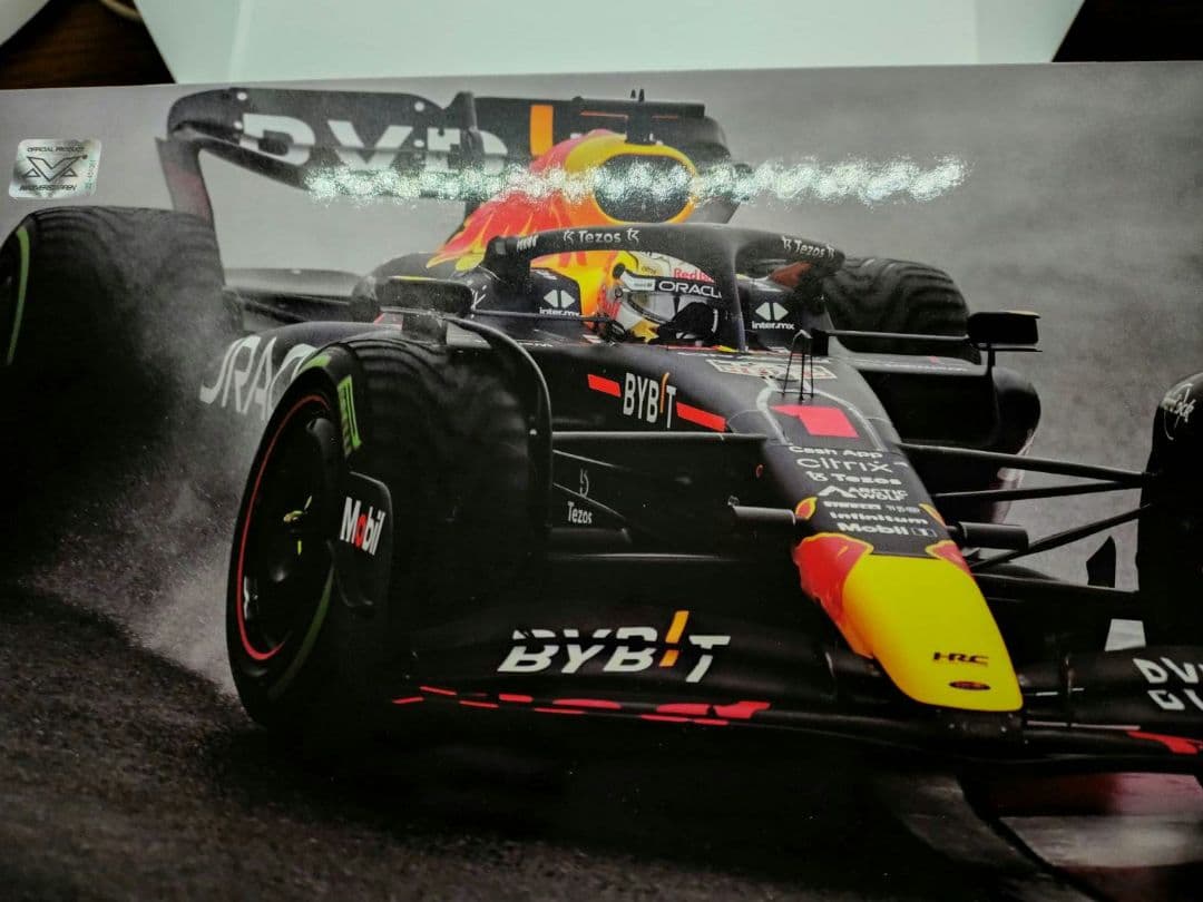 1/18　ミニチャンプス　レッドブル　RB-18 2022