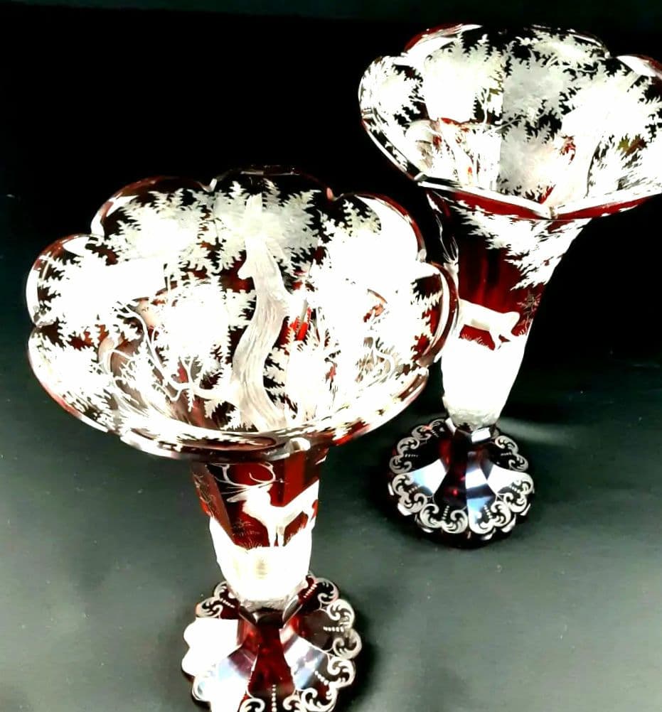 Y957 ボヘミアガラス グラヴィール 赤被せガラス 鹿と風景文花瓶 一対 こ