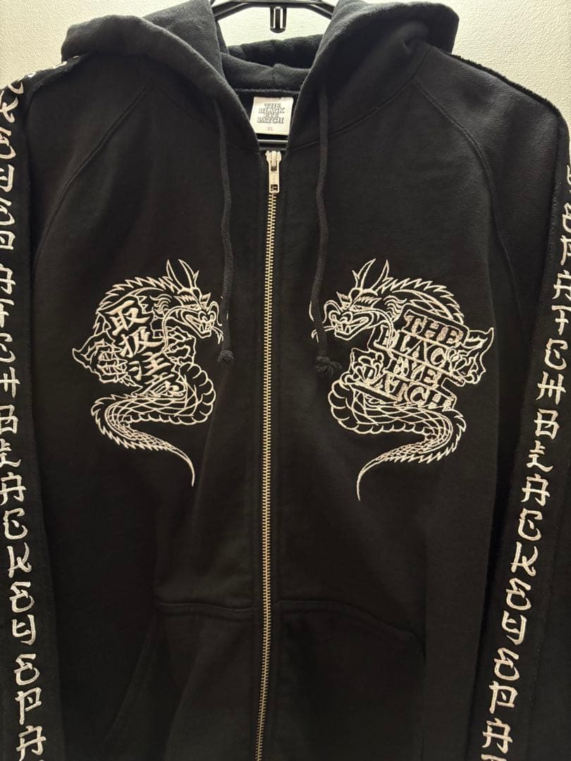 ブラックアイパッチ 取扱注意 OGロゴ龍刺繍 ジップUPパーカー/黒XLドラゴン