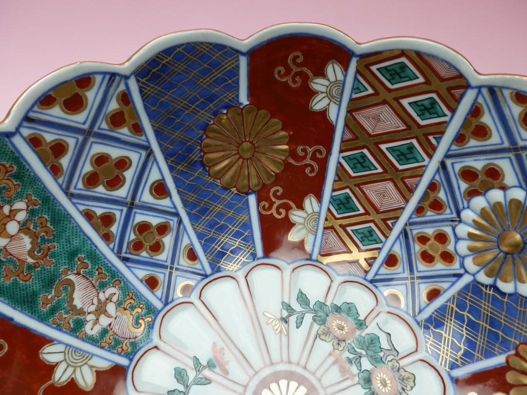 大聖寺伊万里 色絵 金彩 菊紋 菊形 大鉢 奇玉宝鼎之珍