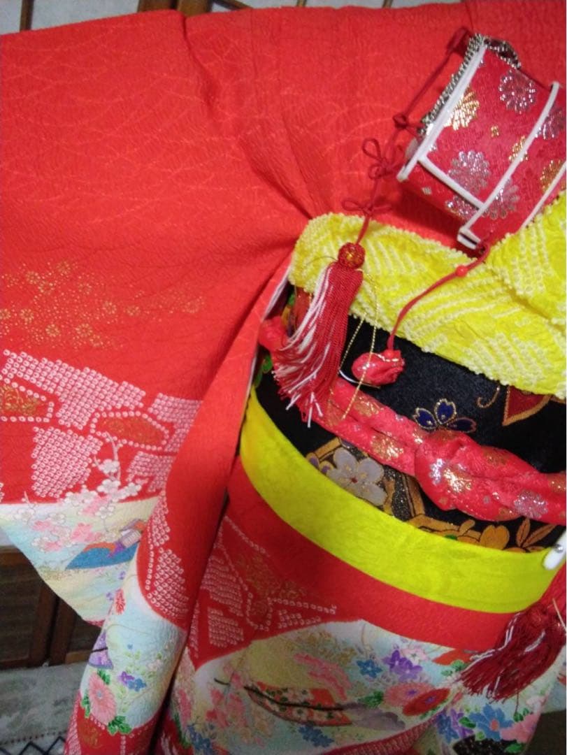 みです。7歳向け・化繊・ちりめん地のお着物セットです