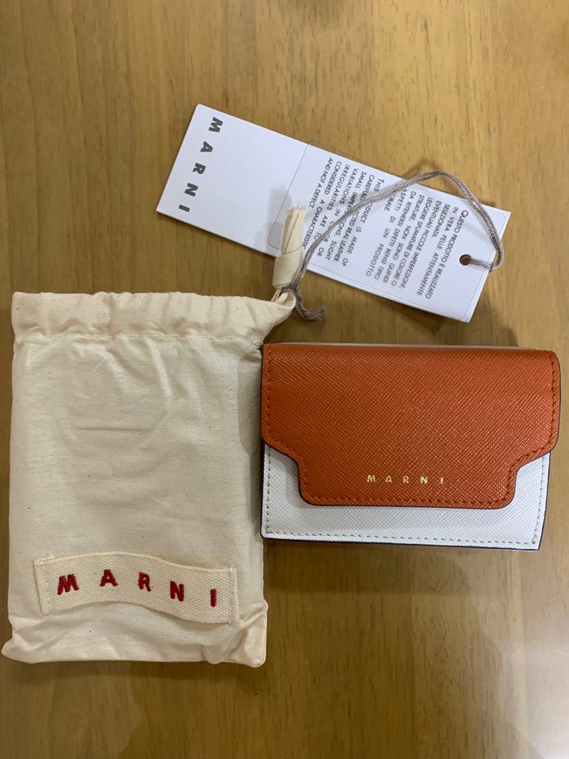 h*＊様 美品マルニ　折り財布 マルニ MARNI 財布 二つ折り財布 折りたたみ財布 小銭入れ付き