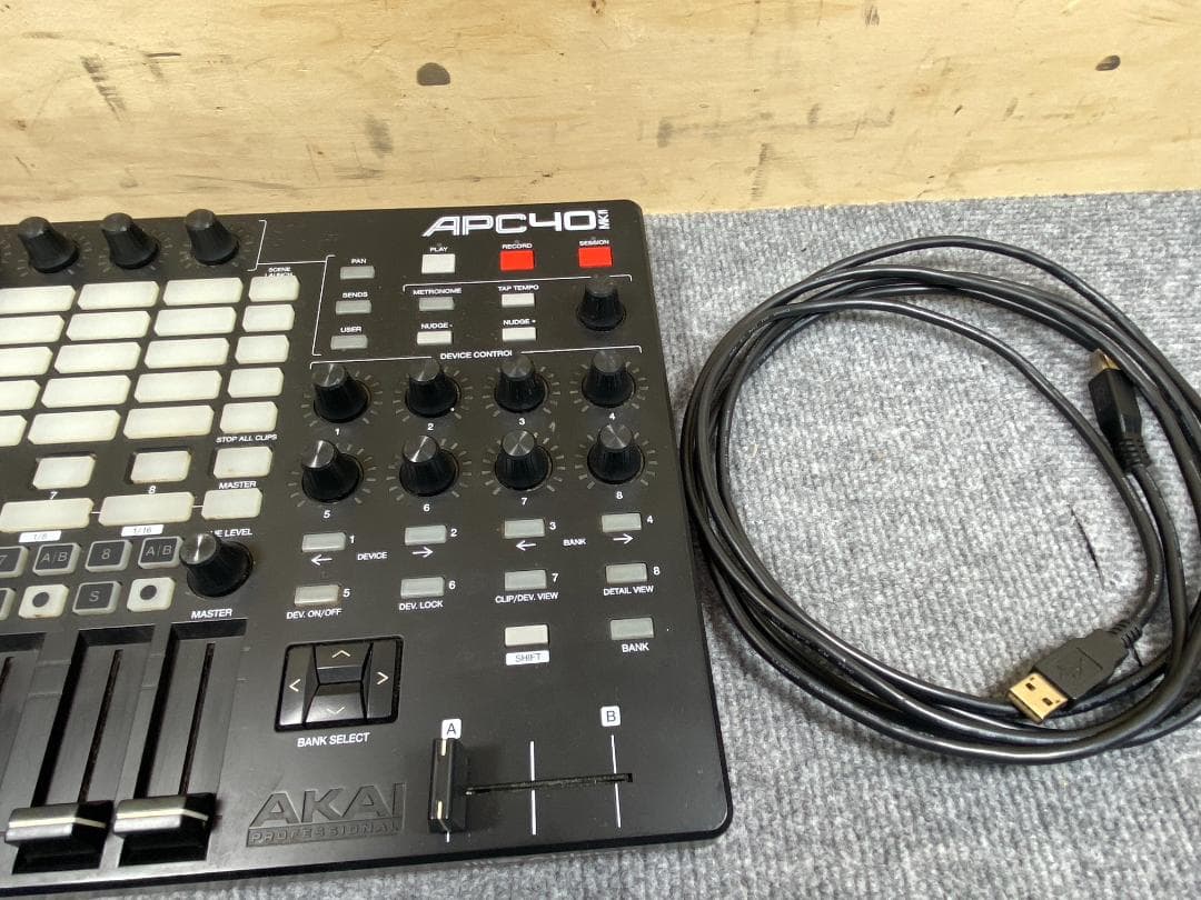 830 AKAI APC MK2 パッド コントローラー