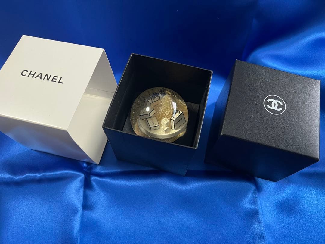 スノードーム　２点　シャネルとロクシタン　インテリアノベルティ