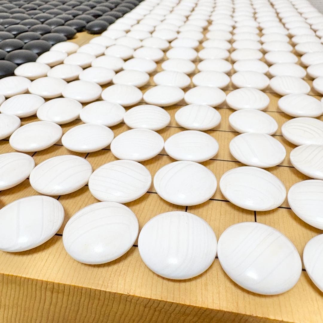 【定価27万円】新榧 6寸 柾目 足付 碁盤 碁石 34号 本蛤 那智黒 木箱付